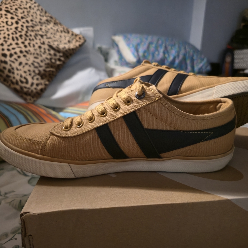 Gola Tan and Black Sneakers Classic Low-Top Design - Picture 3 of 7